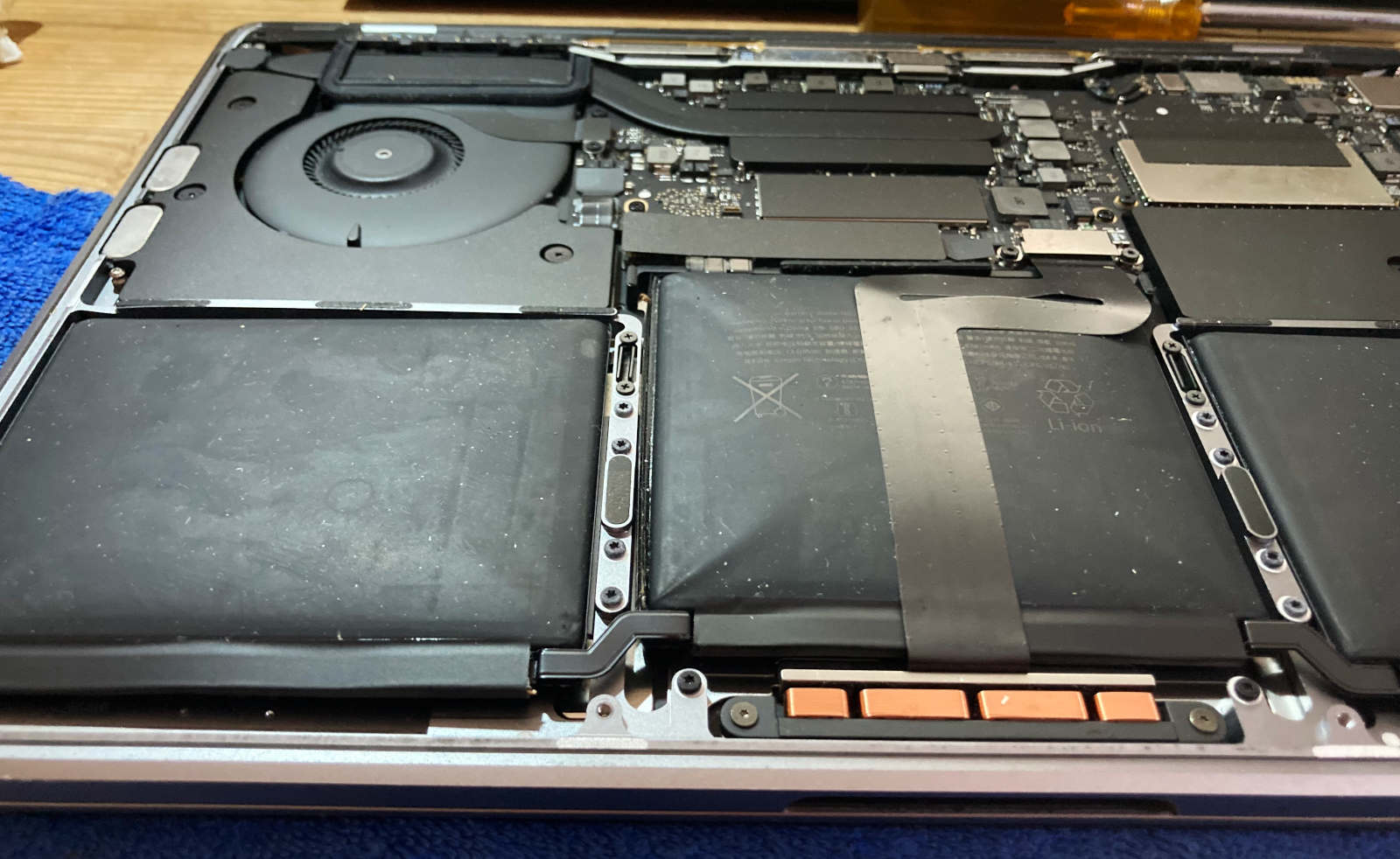 「終了」未使用に近い美品　MacBook Pro 2016  Core i5 250GB SSD キーボード、バッテリー交換済み f0a1f519ec1c9ac3b61d17b5f32edf